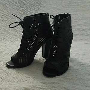 ⚫ Chunk Heel Peep Toe Booties ⚫